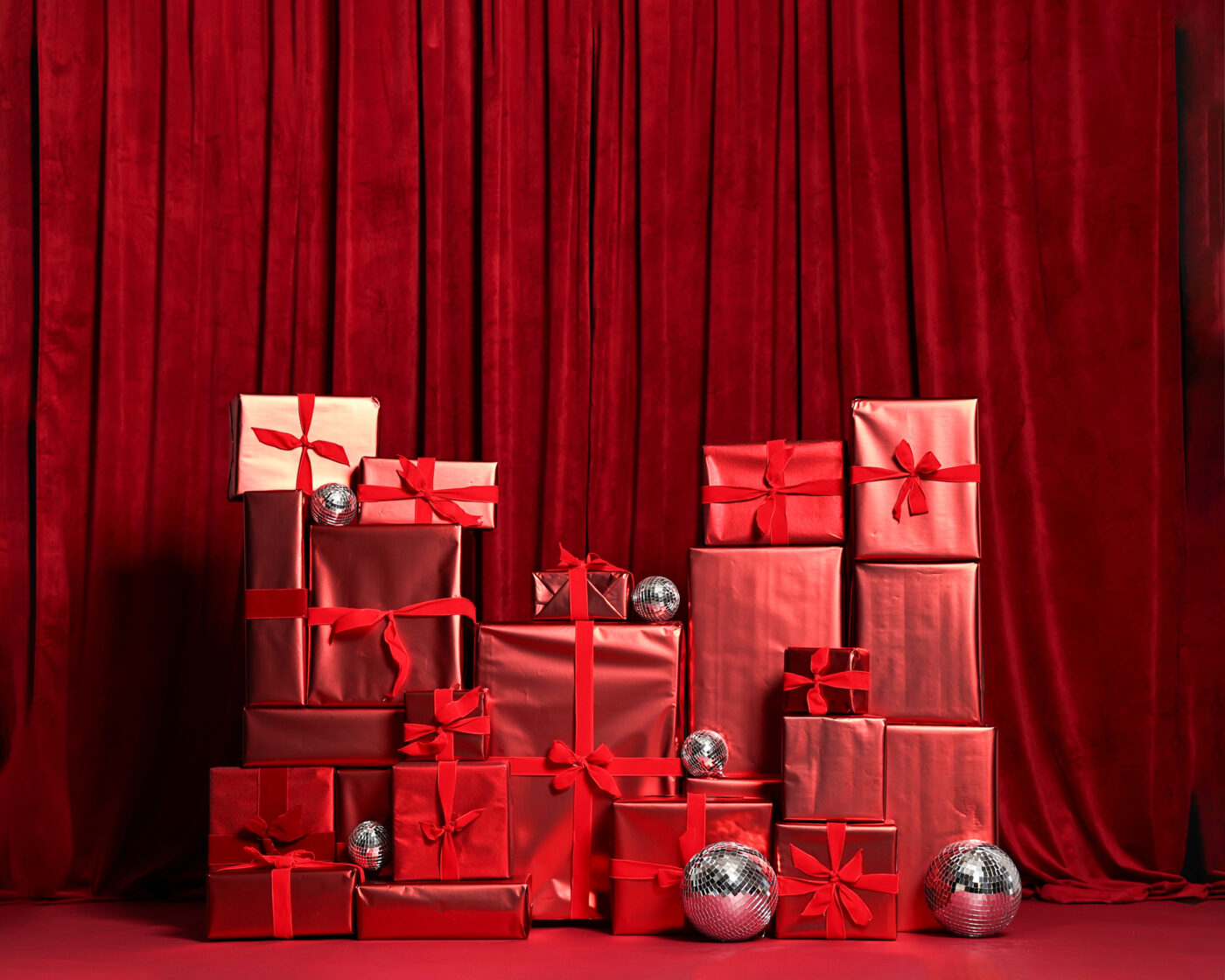 Photo studio for rent in DTLA with red velvet curtains and Christmas presents decorations - Pro I_01