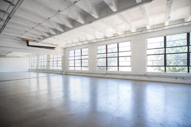Hill 3 - Mirror wall daylight photo studio in LA Hill 3 - Mirror wall daylight photo studio in LA