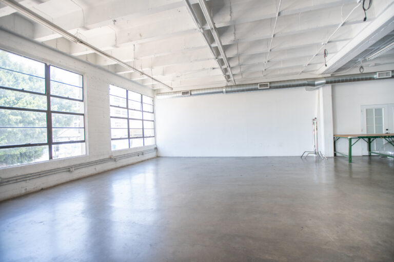 Hill 3 - Mirror wall daylight photo studio in LA Hill 3 - Mirror wall daylight photo studio in LA