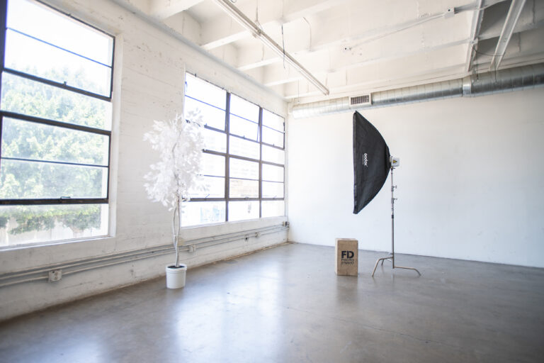 Hill 3 - Mirror wall daylight photo studio in LA Hill 3 - Mirror wall daylight photo studio in LA