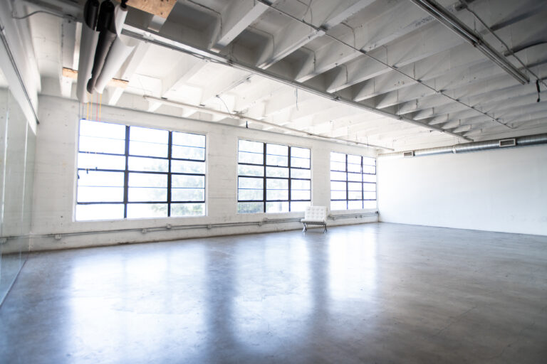Hill 3 - Mirror wall daylight photo studio in LA Hill 3 - Mirror wall daylight photo studio in LA