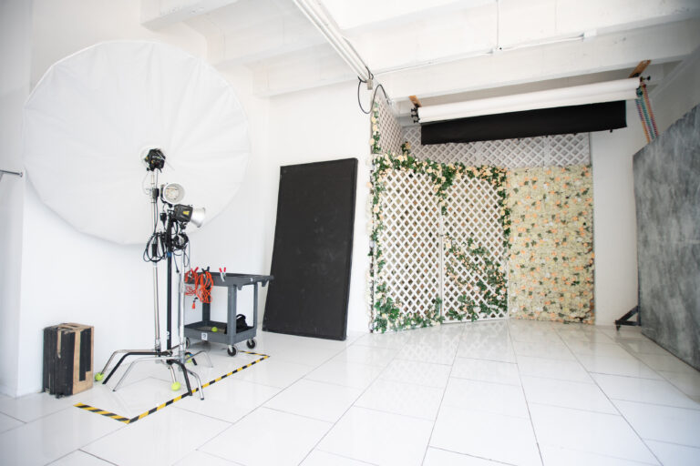 Hill 1 - White floor photo studio in LA Hill 1 - White floor photo studio in LA