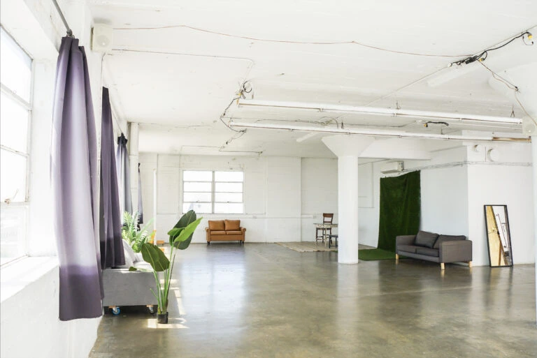 Daylight photo studio with the white cyc wall in Downtown Los Angeles_Studio C_00010