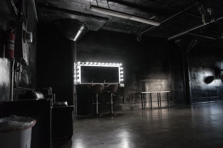 black photo and video studio available for rental in Los Angeles black photo and video studio available for rental in Los Angeles