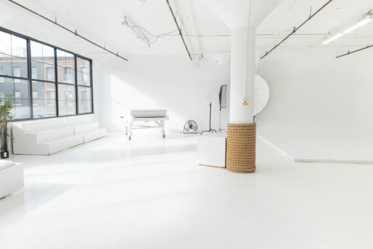 Large Daylight Photo Studio for Rent with Cyc-Wall and White Floors! Large Daylight Photo Studio for Rent with Cyc-Wall and White Floors!