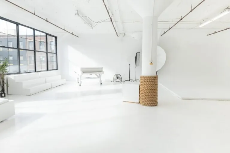 Large Daylight Photo Studio for Rent with Cyc-Wall and White Floors!