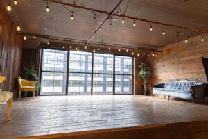 LIC 2 - Photo studio with wood platform and wood wall in NY LIC 2 - Photo studio with wood platform and wood wall in NY