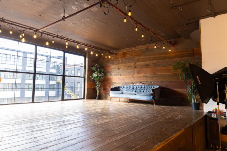 LIC 2 - Photo studio with wood platform and wood wall in NY LIC 2 - Photo studio with wood platform and wood wall in NY