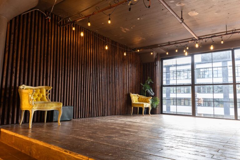 LIC 2 - Photo studio with wood platform and wood wall in NY LIC 2 - Photo studio with wood platform and wood wall in NY