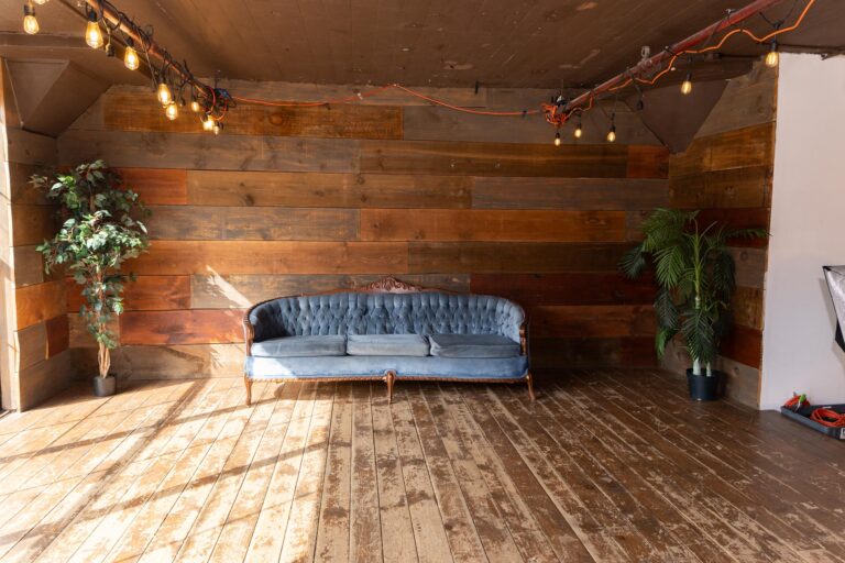 LIC 2 - Photo studio with wood platform and wood wall in NY LIC 2 - Photo studio with wood platform and wood wall in NY