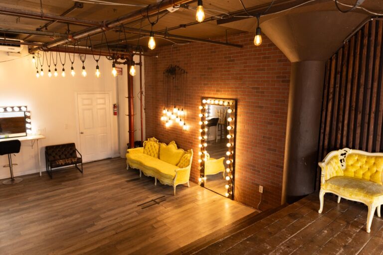 LIC 2 - Photo studio with wood platform and wood wall in NY LIC 2 - Photo studio with wood platform and wood wall in NY