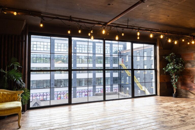 LIC 2 - Photo studio with wood platform and wood wall in NY LIC 2 - Photo studio with wood platform and wood wall in NY