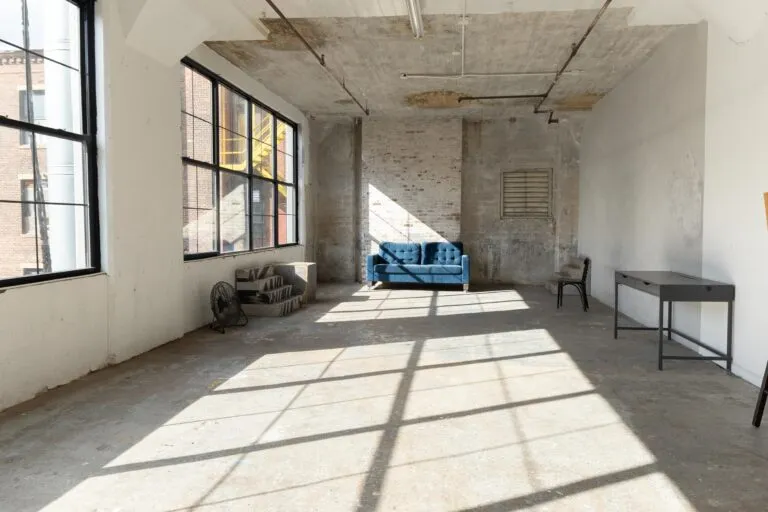 LIC 3 - Photo studio with exposed brick and concrete wall in NY