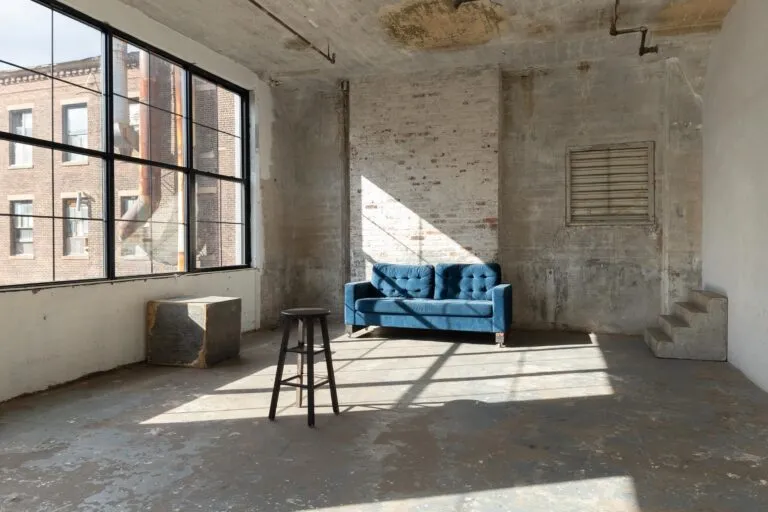 LIC 3 - Photo studio with exposed brick and concrete wall in NY