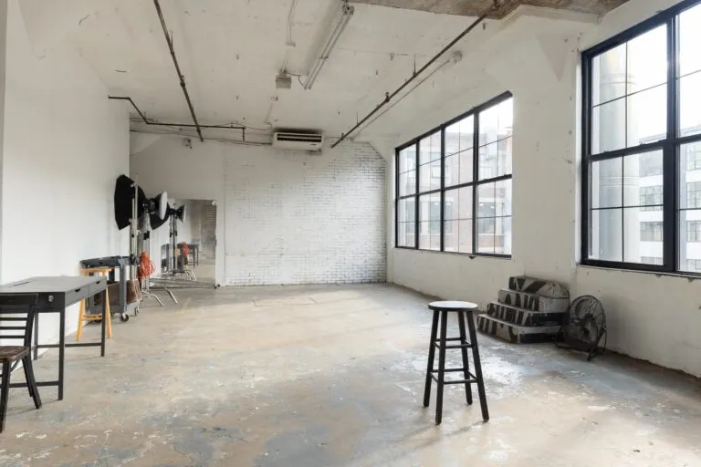 LIC 3 - Photo studio with exposed brick and concrete wall in NY