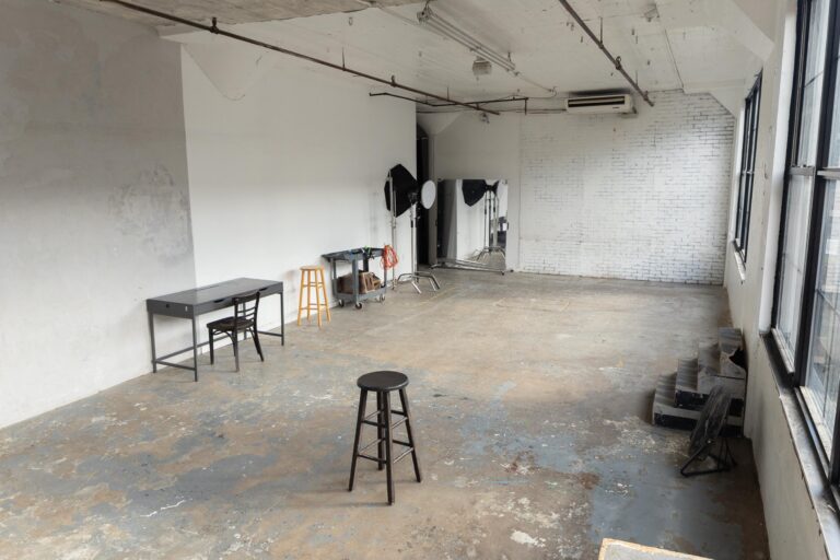 LIC 3 - Photo studio with exposed brick and concrete wall in NY LIC 3 - Photo studio with exposed brick and concrete wall in NY