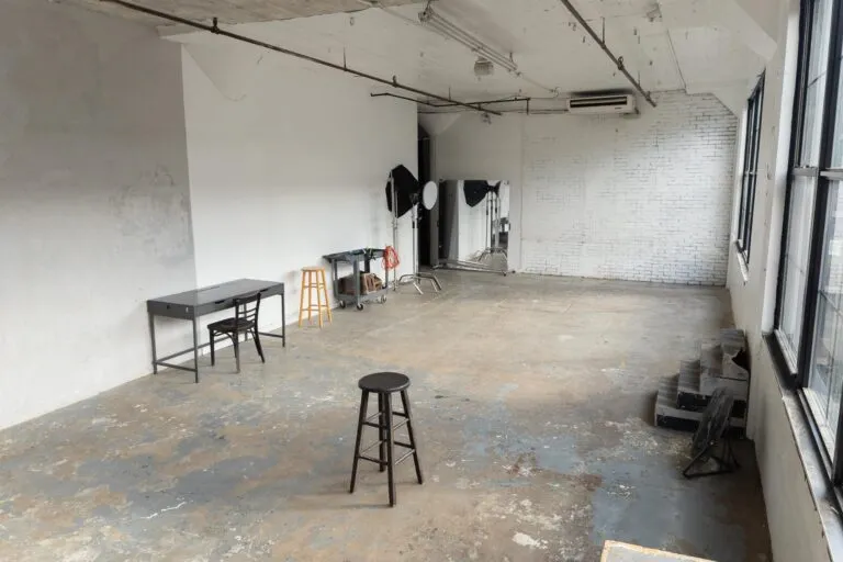 LIC 3 - Photo studio with exposed brick and concrete wall in NY