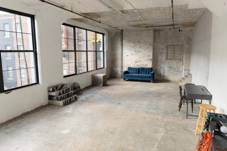 LIC 3 - Photo studio with exposed brick and concrete wall in NY LIC 3 - Photo studio with exposed brick and concrete wall in NY