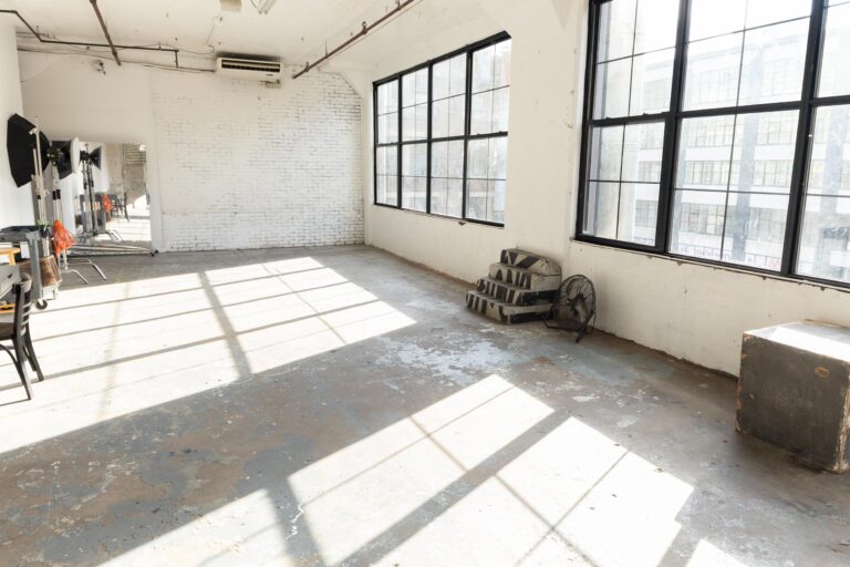 LIC 3 - Photo studio with exposed brick and concrete wall in NY LIC 3 - Photo studio with exposed brick and concrete wall in NY