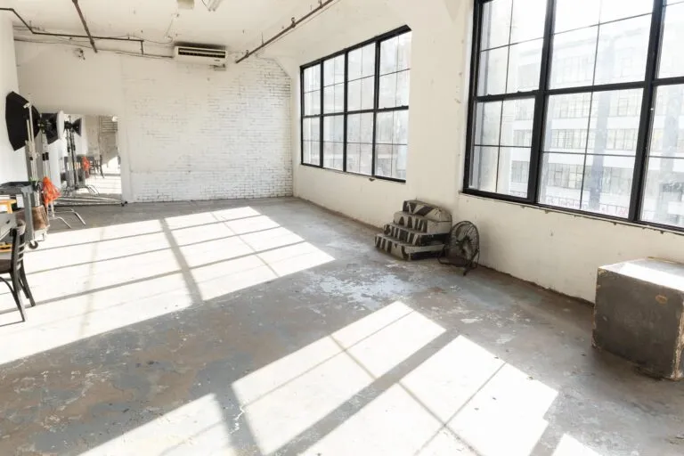 LIC 3 - Photo studio with exposed brick and concrete wall in NY