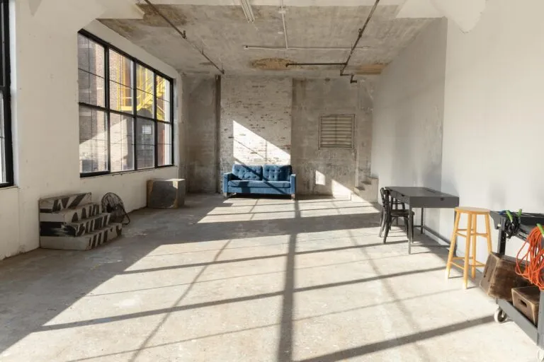 LIC 3 - Photo studio with exposed brick and concrete wall in NY