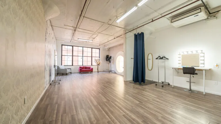 LIC 5 - daylight photo studio with art wall in NY