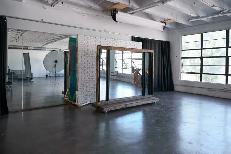 Rolling mirror available with Hill 3 mirror stage's rental