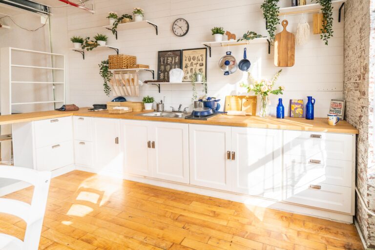 Astoria 5 - Daylight photo studio with kitchen, wood floor and cozy couch in New York Astoria 5 - Daylight photo studio with kitchen, wood floor and cozy couch in New York