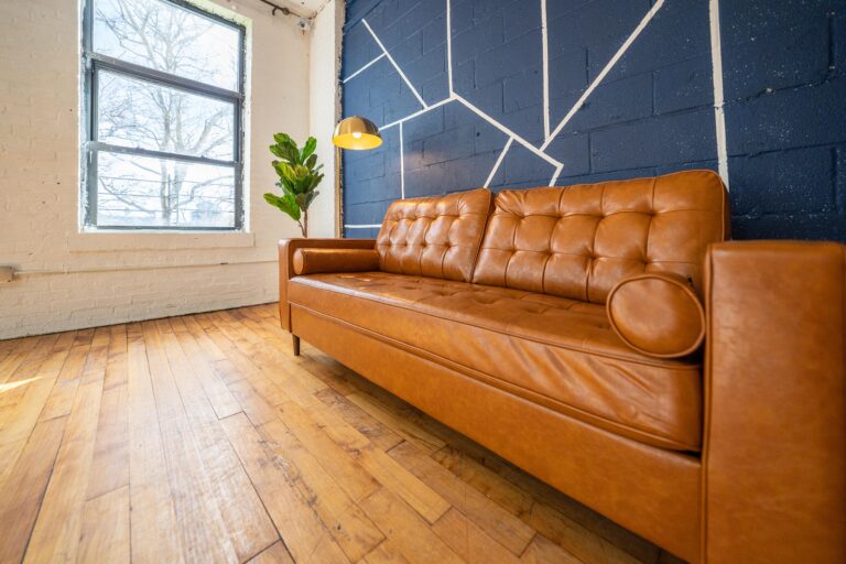 Astoria 5 - Daylight photo studio with kitchen, wood floor and cozy couch in New York Astoria 5 - Daylight photo studio with kitchen, wood floor and cozy couch in New York