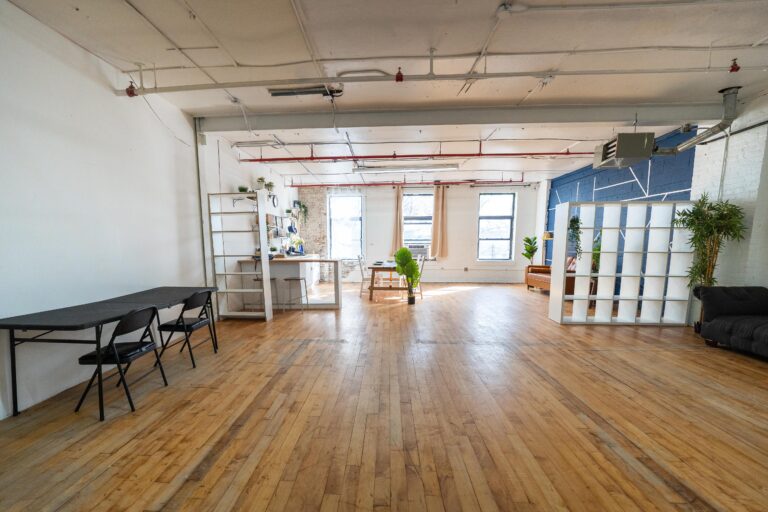 Astoria 5 - Daylight photo studio with kitchen, wood floor and cozy couch in New York Astoria 5 - Daylight photo studio with kitchen, wood floor and cozy couch in New York
