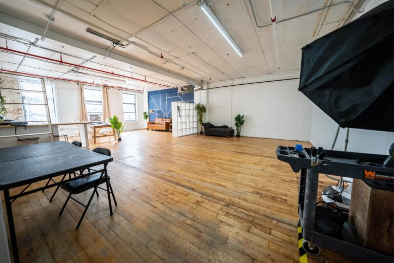 Astoria 5 - Daylight photo studio with kitchen, wood floor and cozy couch in New York Astoria 5 - Daylight photo studio with kitchen, wood floor and cozy couch in New York