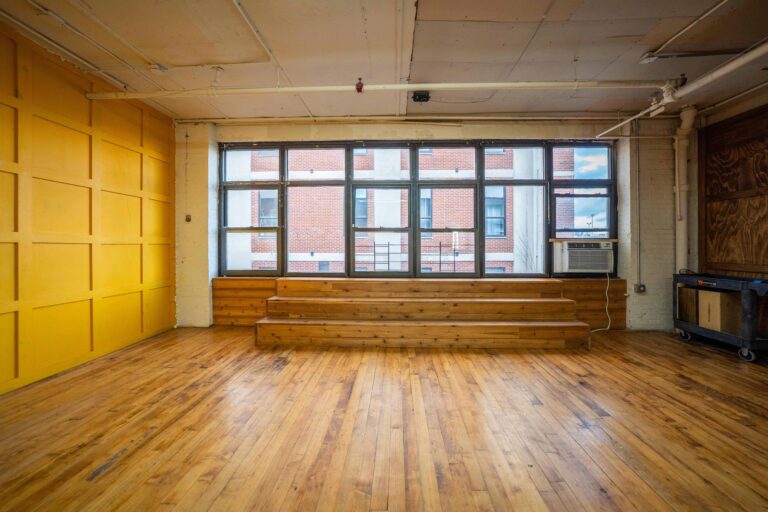Astoria 2 - Colorful walls studios with the large window and hardwood floor in New York Astoria 2 - Colorful walls studios with the large window and hardwood floor in New York