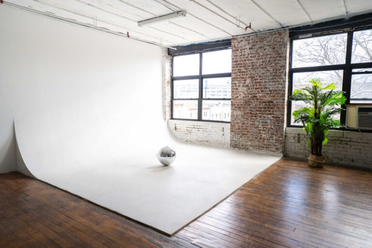 Astoria 8 - photo studio with the white cyc wall at FD Photo Studio NY Astoria 8 - photo studio with the white cyc wall at FD Photo Studio NY