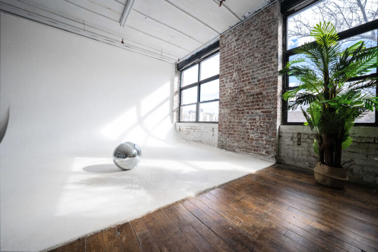 Astoria 8 - photo studio with the white cyc wall at FD Photo Studio NY Astoria 8 - photo studio with the white cyc wall at FD Photo Studio NY