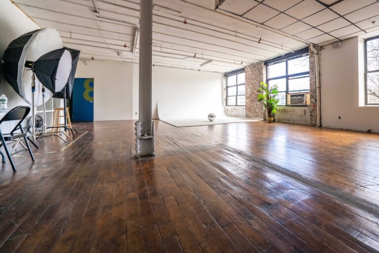 Astoria 8 - photo studio with the white cyc wall at FD Photo Studio NY Astoria 8 - photo studio with the white cyc wall at FD Photo Studio NY