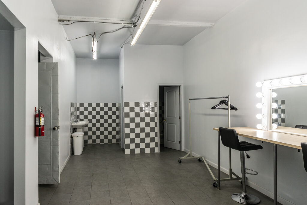 Olympic 5 metal garage private make up station