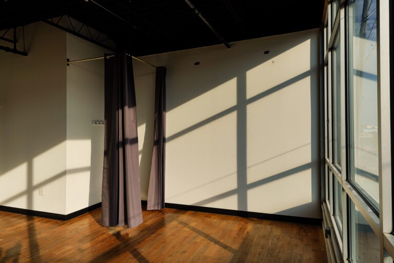 Daylight Photo Studio with the cyc wall in NYC Brooklyn 5_2