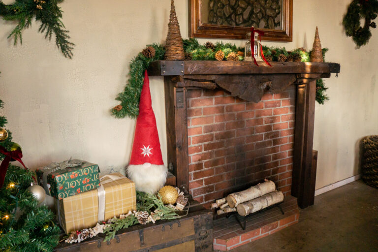 093025_Photo Studio with Christmas tree in Los Angeles_Loft 36