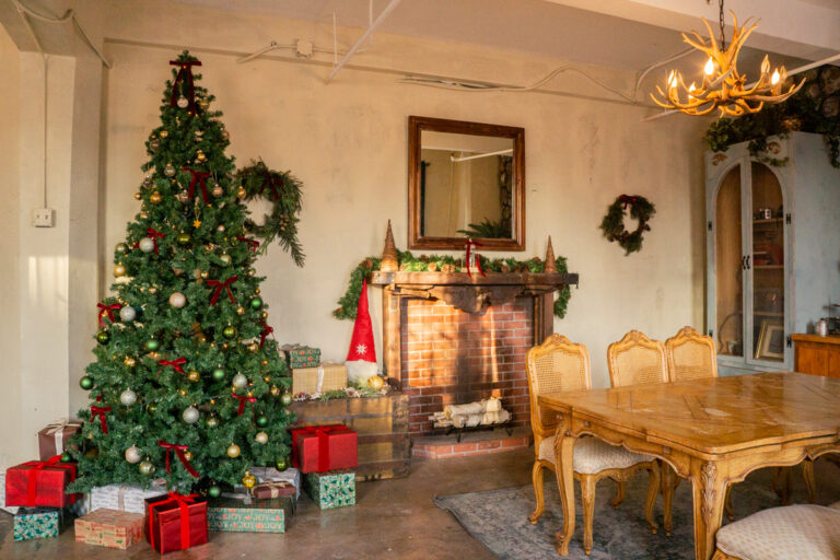 093025_Photo Studio with Christmas tree in Los Angeles_Loft 39 093025_Photo Studio with Christmas tree in Los Angeles_Loft 39