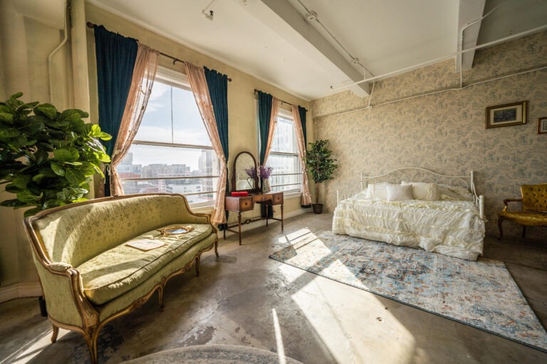 Cozy French-style apartment photo studio with Christmas decorations in Downtown Los Angeles - Loft 3_04