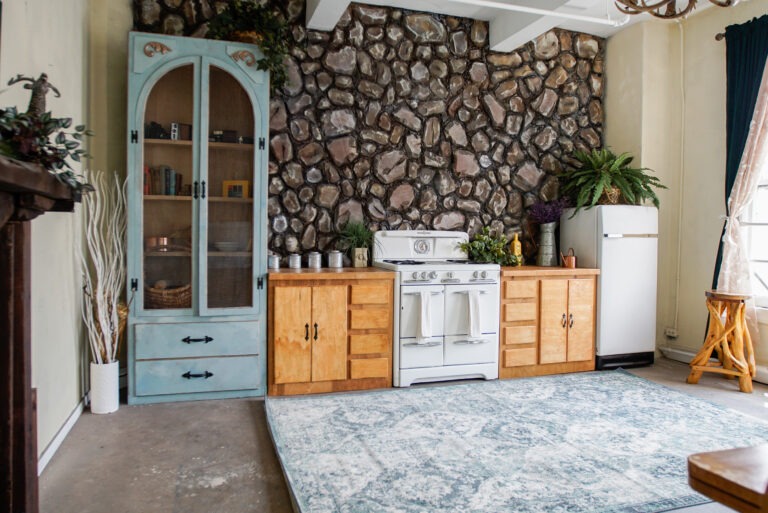 Cozy French-style apartment photo studio with Christmas decorations in Downtown Los Angeles - Loft 3_03