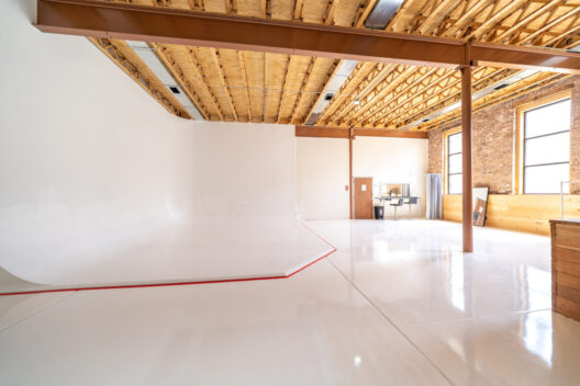 Chi 2 - day light photo studio with the cyc wall