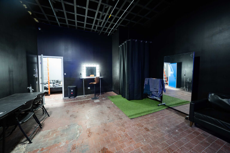 Metro 3 - Rain room with RGB lights photo studio in New York Metro 3 - Rain room with RGB lights photo studio in New York