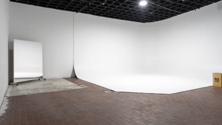 Metro 6 - White cyclorama wall photo and video shoot in New York Metro 6 - White cyclorama wall photo and video shoot in New York
