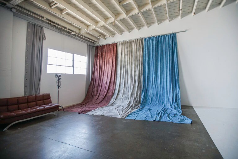 High-ceiling photo studio for rent with cyc & concrete wall, white steps and muslin backdrops - Yukon 2