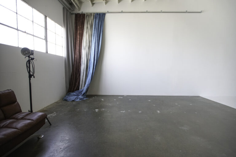 High-ceiling photo studio for rent with cyc & concrete wall, white steps and muslin backdrops - Yukon 2 High-ceiling photo studio for rent with cyc & concrete wall, white steps and muslin backdrops - Yukon 2