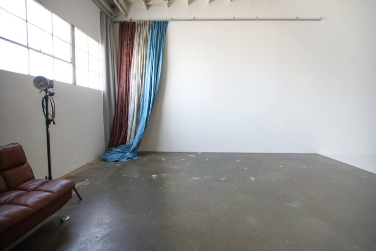 High-ceiling photo studio for rent with cyc & concrete wall, white steps and muslin backdrops - Yukon 2