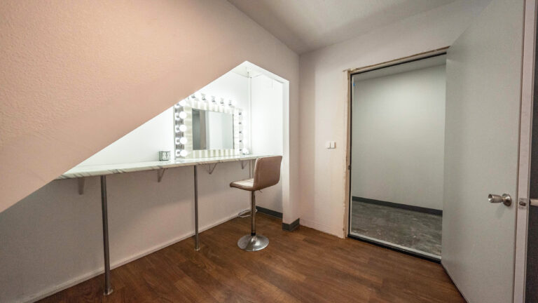 Cyc wall photo studio for rent with white steps yukon 2 Cyc wall photo studio for rent with white steps yukon 2