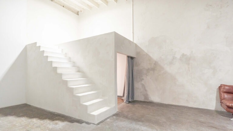 Cyc wall photo studio for rent with white steps yukon 2