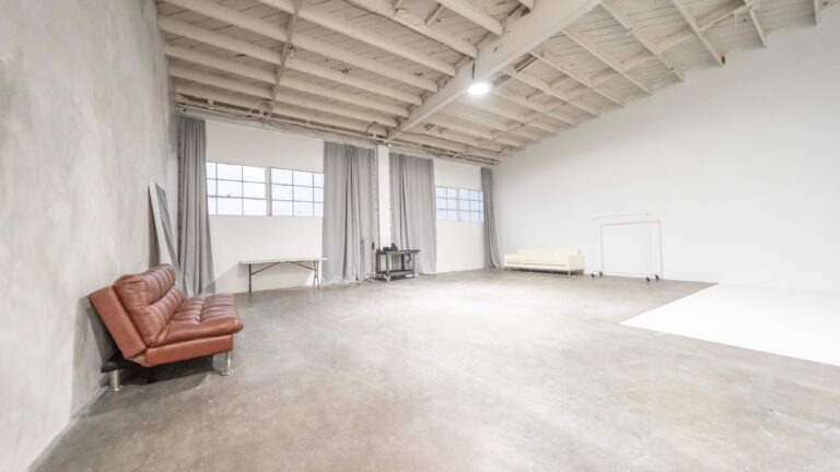 High-ceiling photo studio for rent with cyc & concrete wall, white steps and muslin backdrops - Yukon 2